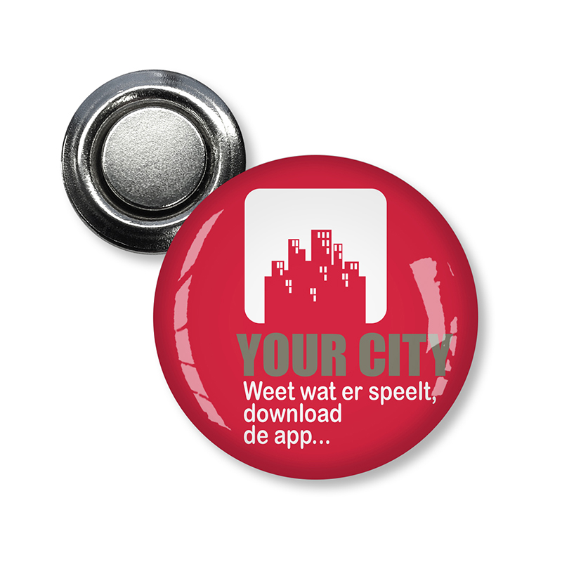 Ronde Naambadge met dominglabel en speldsluiting. Diameter 30 mm