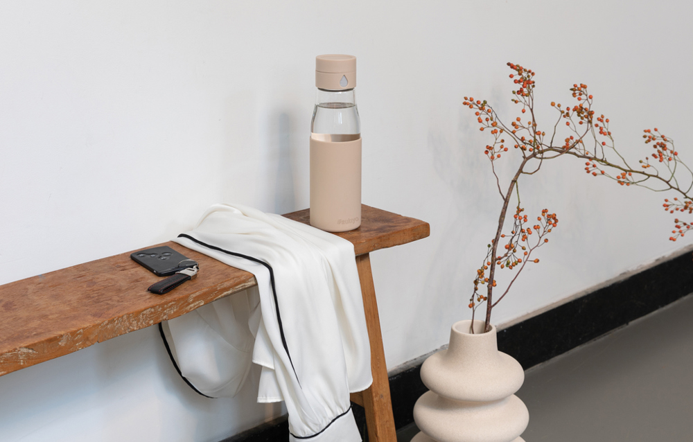 Ukiyo glazen hydratatie-trackingfles met sleeve