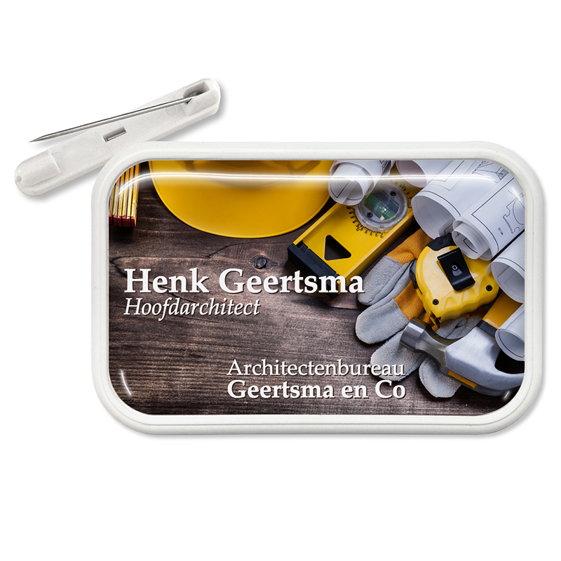 Rechthoekige naambadge van kunststof met dominglabel en speldsluiting. 70 x 43 mm